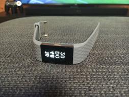 Fitbit Charge 2 con cinturino grigio e sport