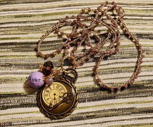 collana rosa antico con pendente fantasia orologio