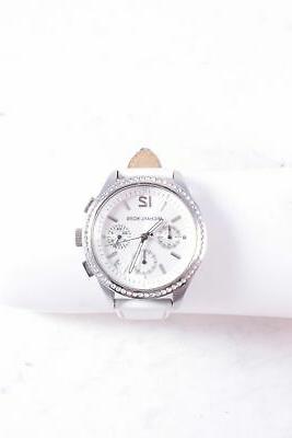 orologio con cinturino di pelle bianco applicazione