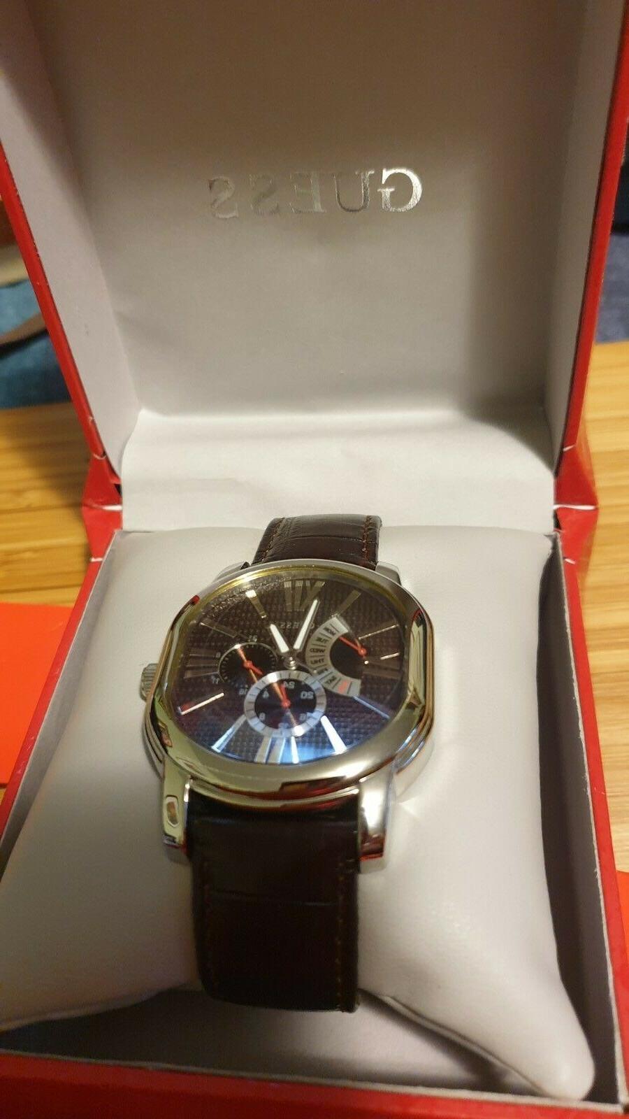 orologio con cinturino marrone in pelle e