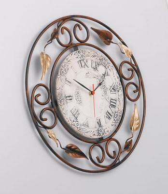 orologio tondo ferro battuto decorato foglie quadrante