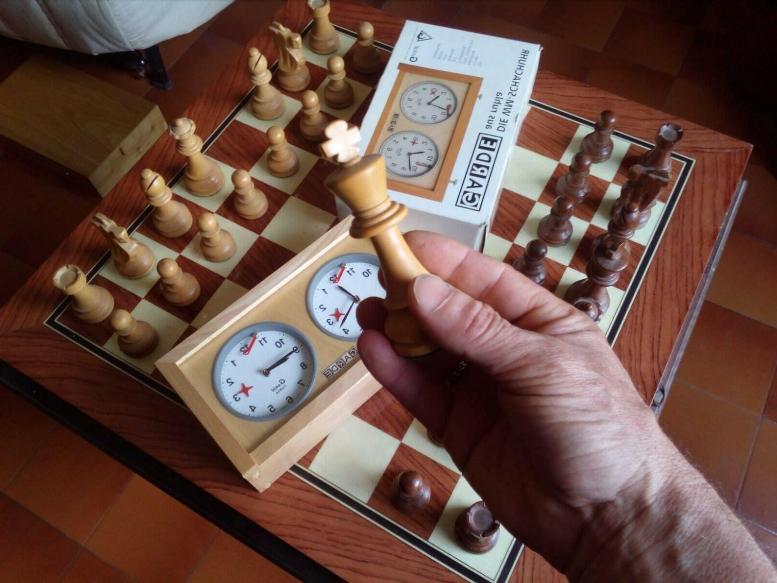 scacchi in legno da torneo con scacchiera