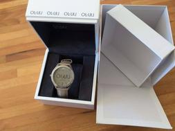 O Con Brillantini E Cinturino In Pelle Beige.