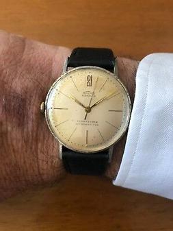 O Vintage Uhtra Carica Manuale Molto Bello E Sottile