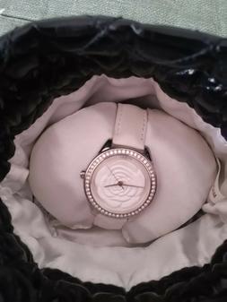 O Donna Elegante Guess Brillantini A Batteria Bellissimo