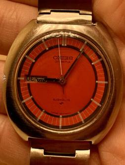 O Seiko Vintage Automatic Ufo Daydate 7006-8020 Red Dial Top